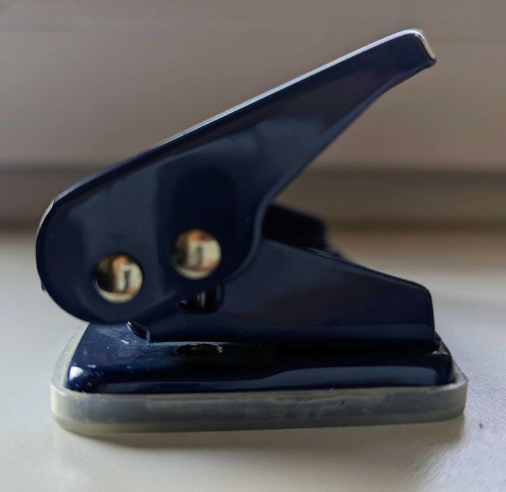 Дырокол канцелярный