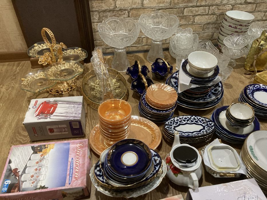 Разные посуды и хрусталь, чайники приборы