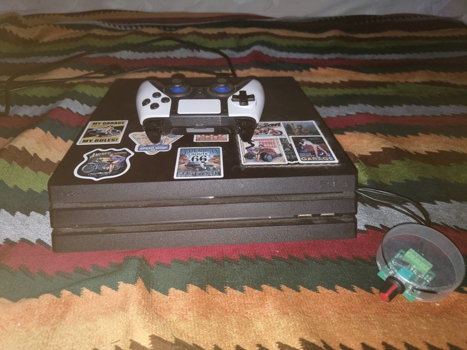 PS 4 pro in stare aproape perfectă