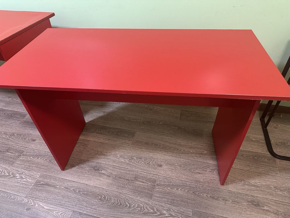 Продам парты красного цвета.