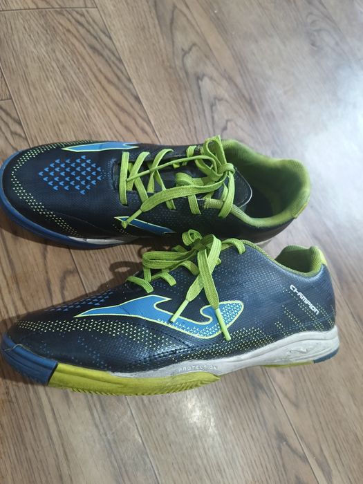 Футбольная новая обувь