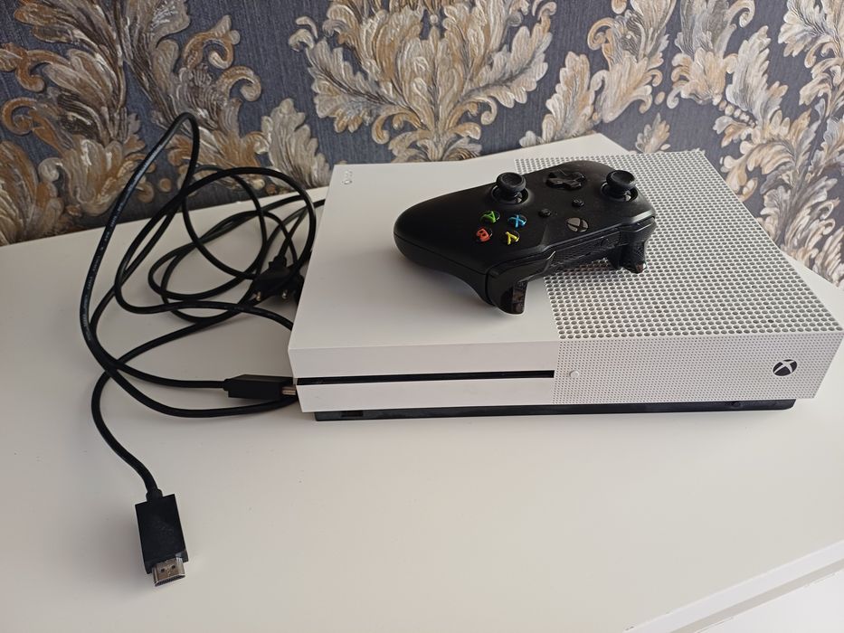 Xbox One S + геймпад — в хорошем состоянии