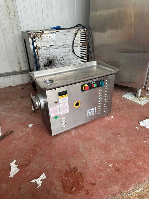 Vând vitrine frigorifice, maturare, congelare, masina tocat cap refrigerare