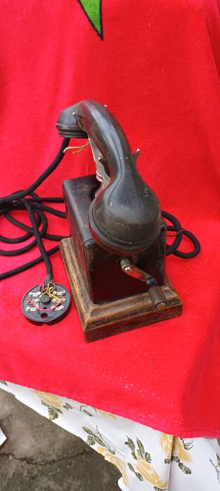 Стар стационарен телефон с ръчка