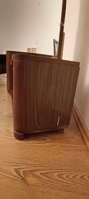 Mobilier cu oglindă și vitrină