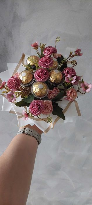 Кашпа с бонбони и цветя