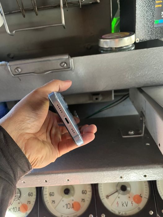 Продам телефон Айфон 14