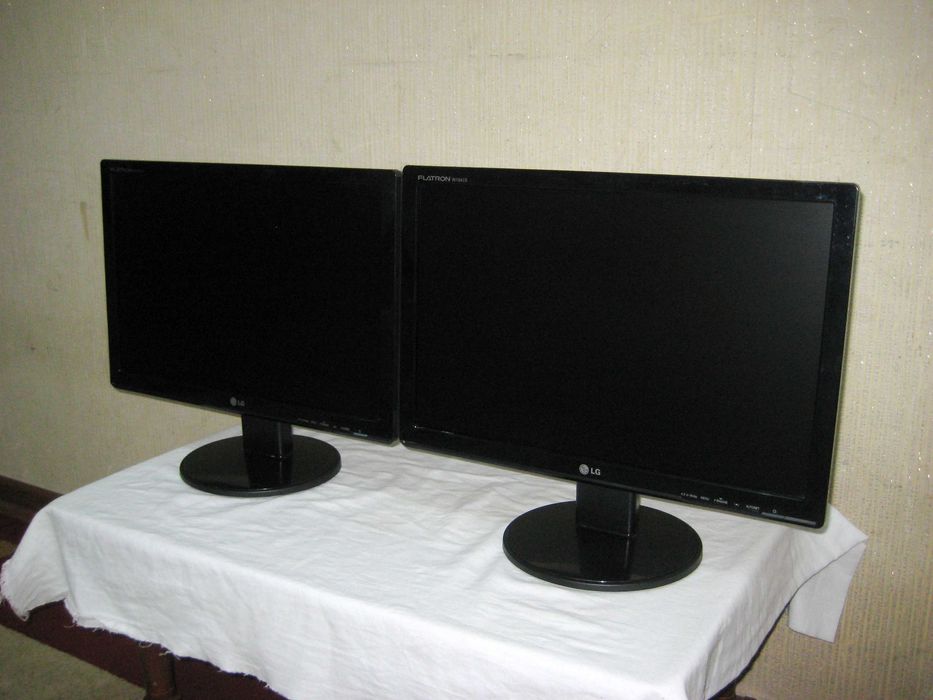 Монитор LG 19LSD идеальном рабочим почти новым состоянии 2шт!