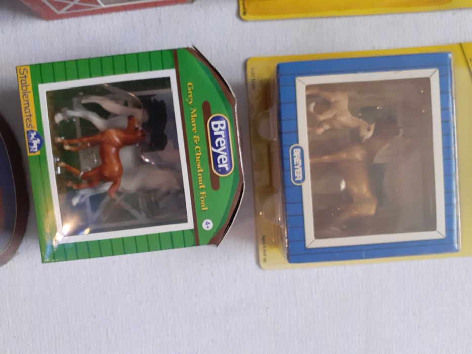 set figurine cai Breyer noi in cutie