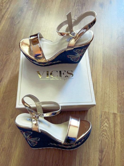 Ефектни сандали на платформа