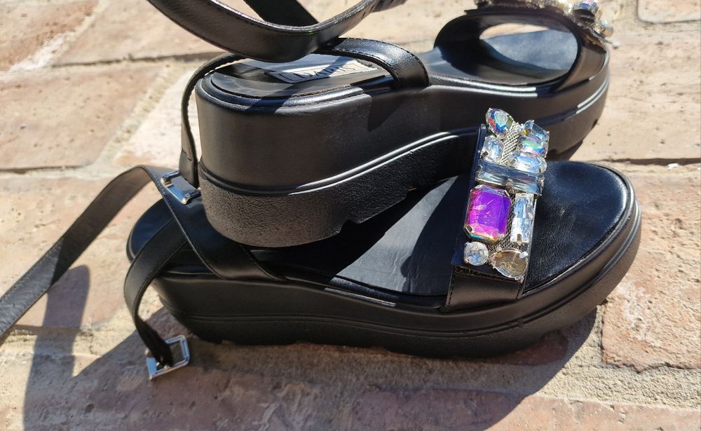 Дамски сандали с камъни