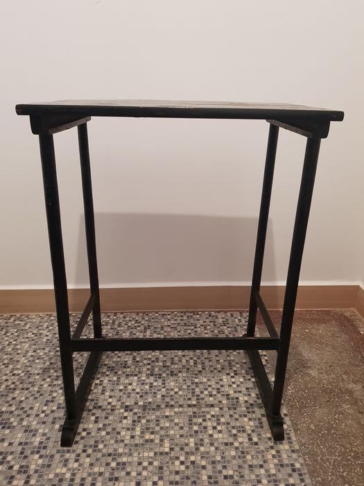 Măsuță veche din lemn.