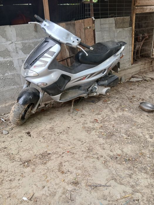 Vând scuter defect electro motorul in rest stare buna de functionare