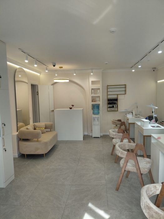 Сдам маникюрный стол в салоне.