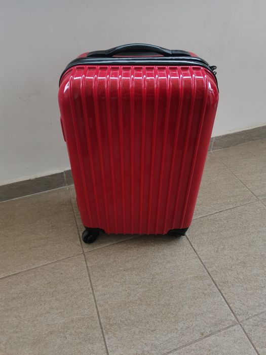 Червен куфар малък