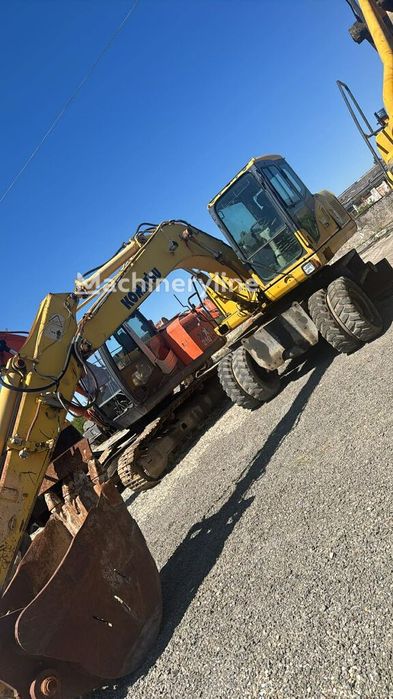 Excavator pe pneuri Komatsu PW140 în bucăți