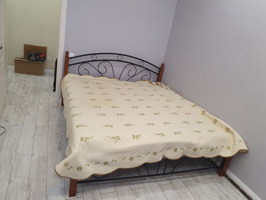 Кровать с матрасом