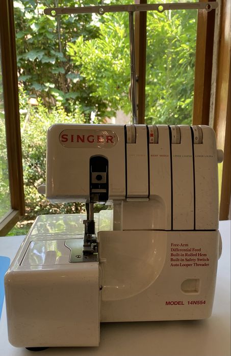 Продается оверлок Singer