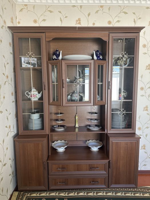 Продам стулья столы горку .