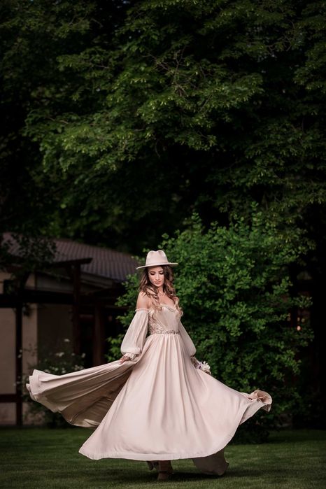 Rochie de mireasa in stil BOHO cu buchet si palarie