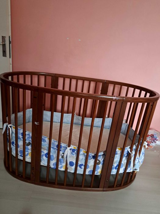 Продавам детско креватче и повивалник и столче.ек