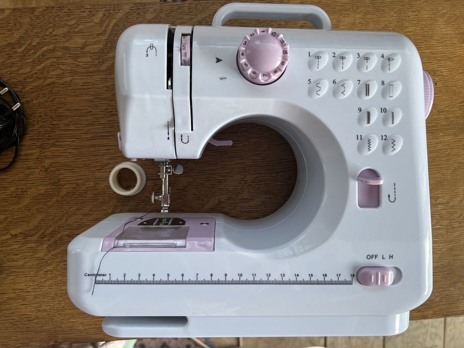 Mini masina de cusut