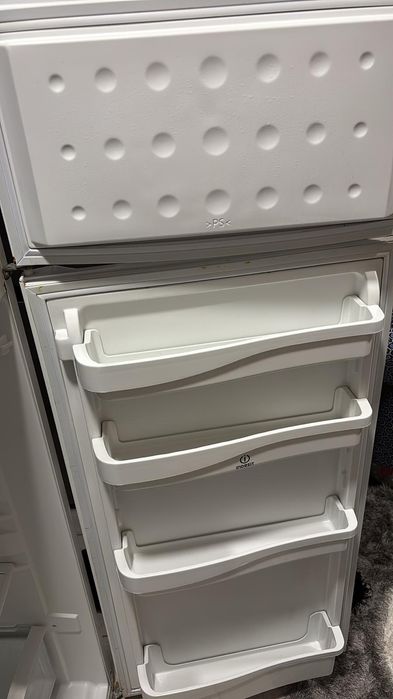Vând Frigider INDESIT funcționează perfect