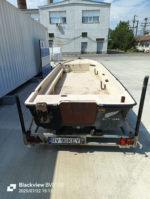 Barcă K-maxx 545 cu peridoc dedicat