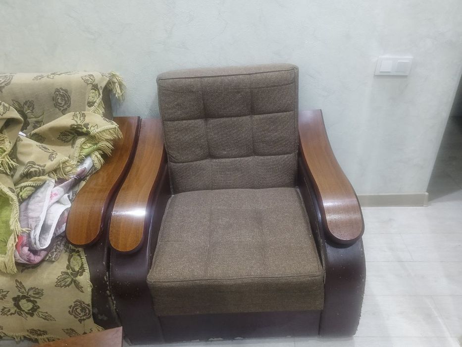 Продается диван, два кресла и журнальный столик