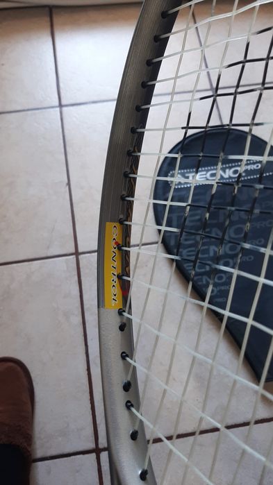 Vând paleta de tenis