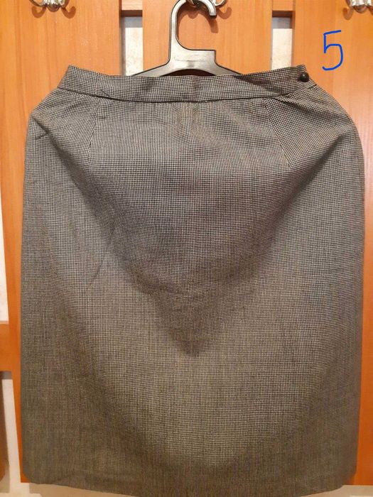 Поли с различен цвят, материя и цени