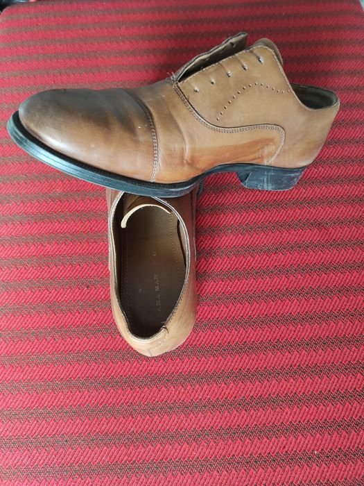 Pantofi Zara din piele numărul 42. 
Foarte practici, comozi și foarte ușori.
