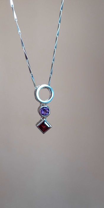 Сребърно колие с аметист и гранат