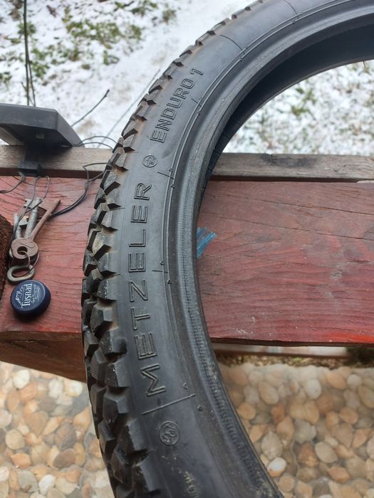 Anvelopă moto dimensiune 300 21 51 R