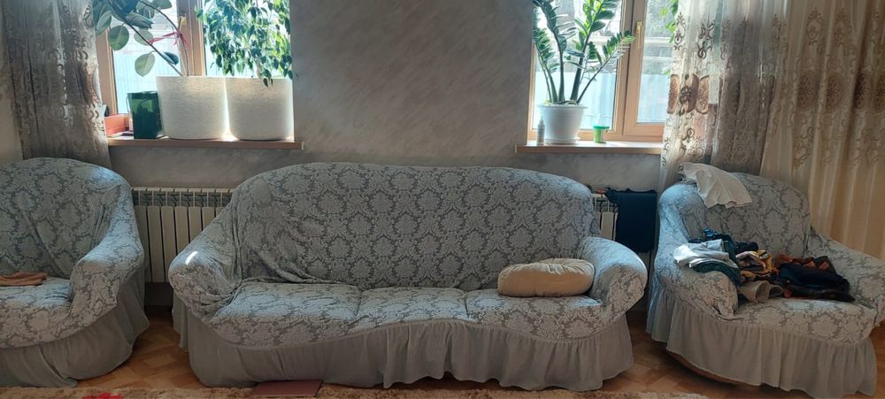 Диван с двумя креслами