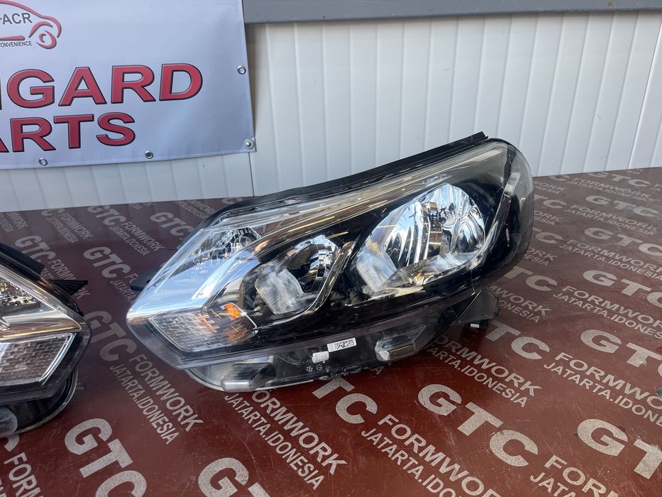 3 броя ляв и 1 брой десен фар Toyota Proace