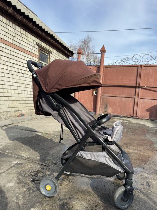 Продам прогулочку коляску Joie