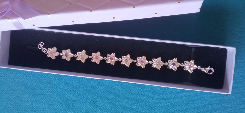 Елегантна, нова сребърна гривна в кутия.