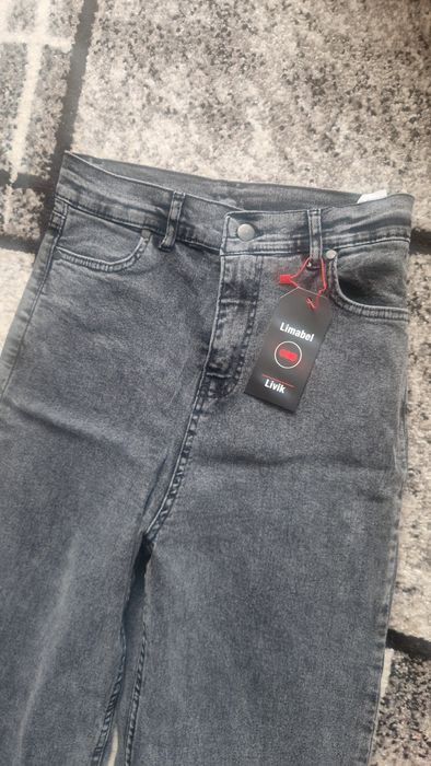 Blugi noi cu etichetă marimea 34