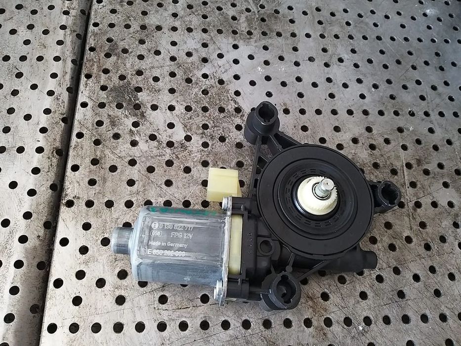 Motoras macara stanga fata skoda octavia 3 5e 5q0959801b 0130822717
