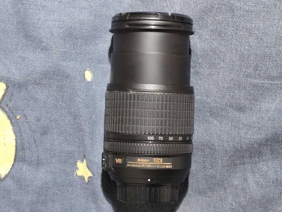 Фотоапарат „Nikon“ с три обектива