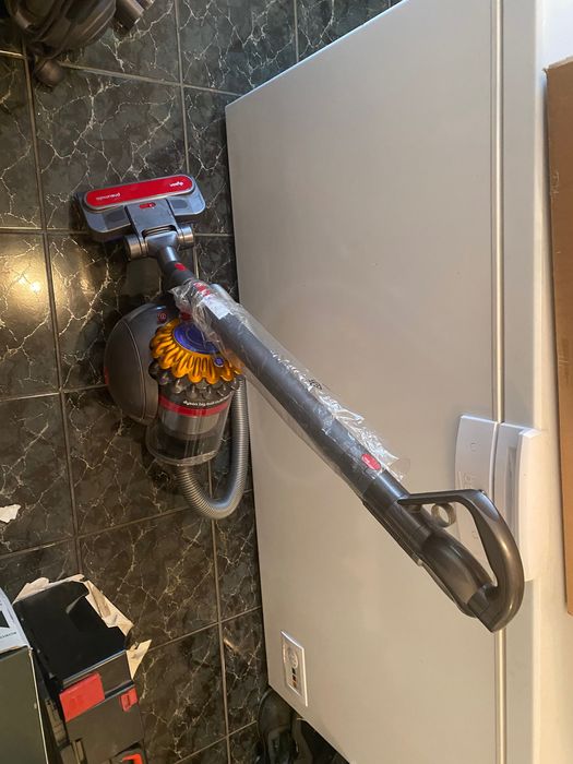 Aspirator vertical fara sac Dyson