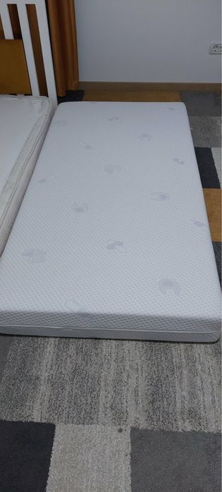 Pat montessori tip casuta pe podea pentru copii