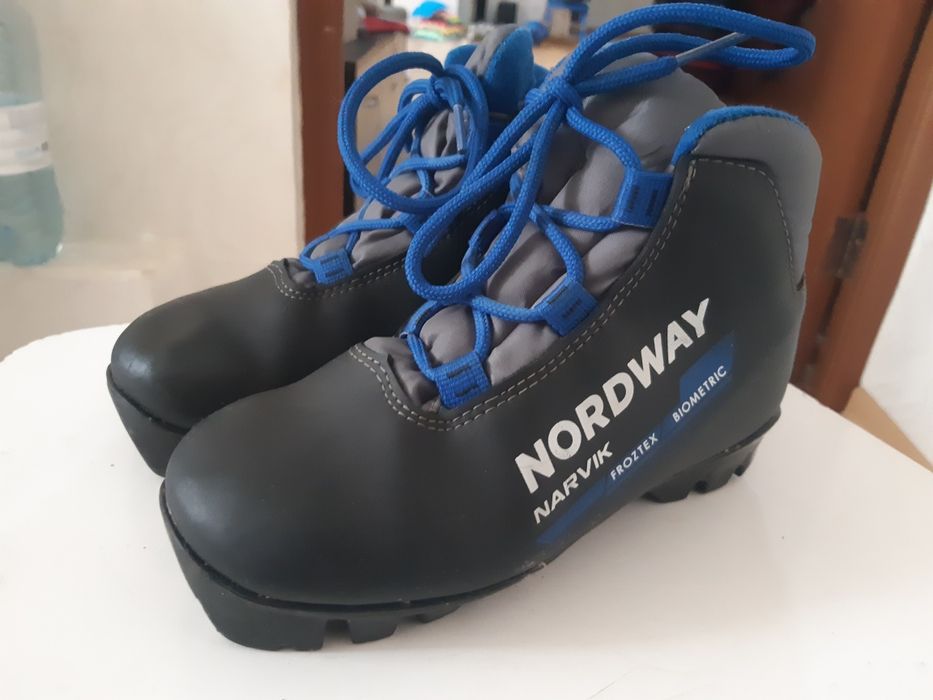 Продам детские лыжные ботинки. Размер 31.