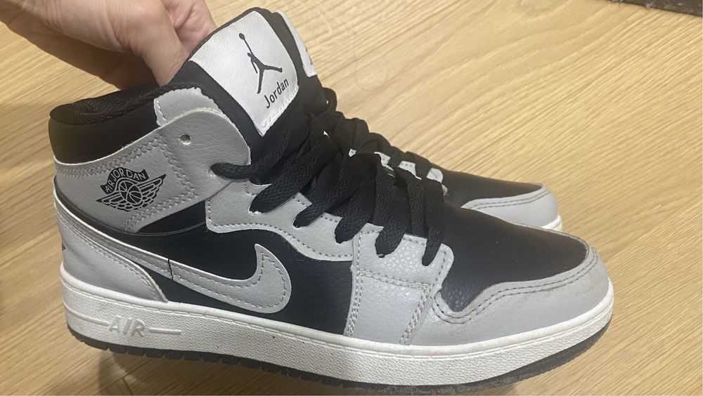 Кроссовки новые 4000