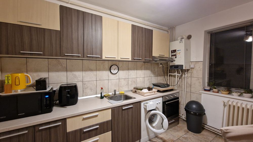 Proprietar, închiriez apartament cu 2 camere confort mărit,  decomandat, et. 3/4, zonă semicentrală (Plopilor vechi) cu garaj.