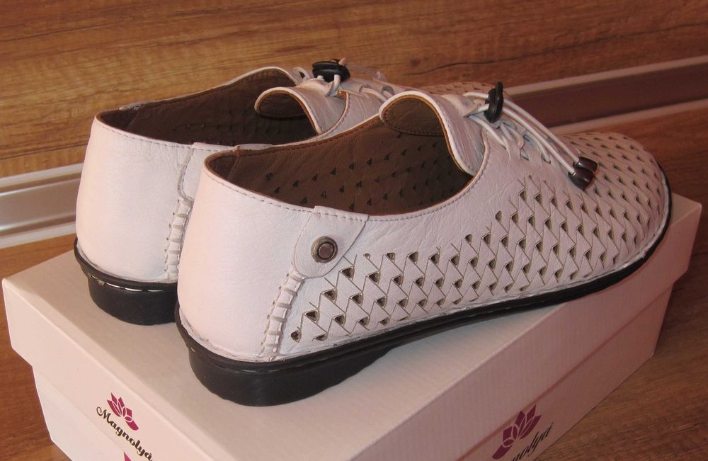 Летни перфорирани бели кожени обувки