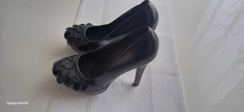 Подарявам дамски обувки на висок ток