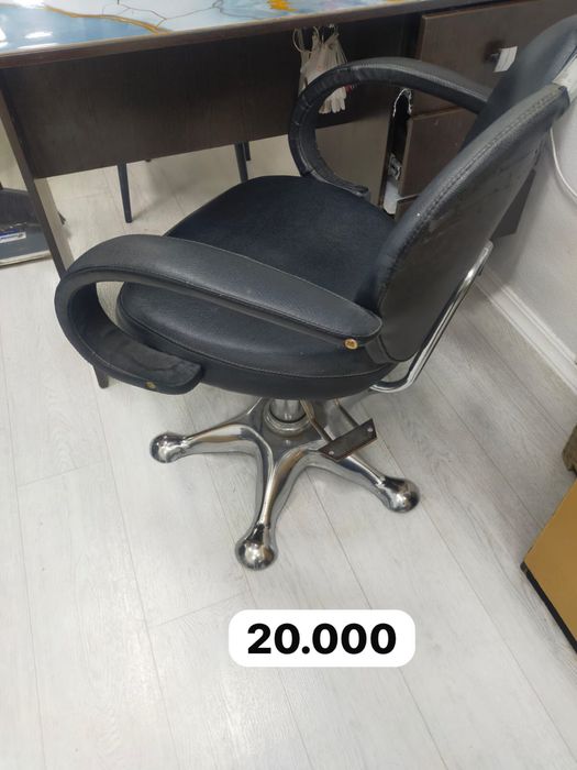 Салон красоты. Кресло. Столы