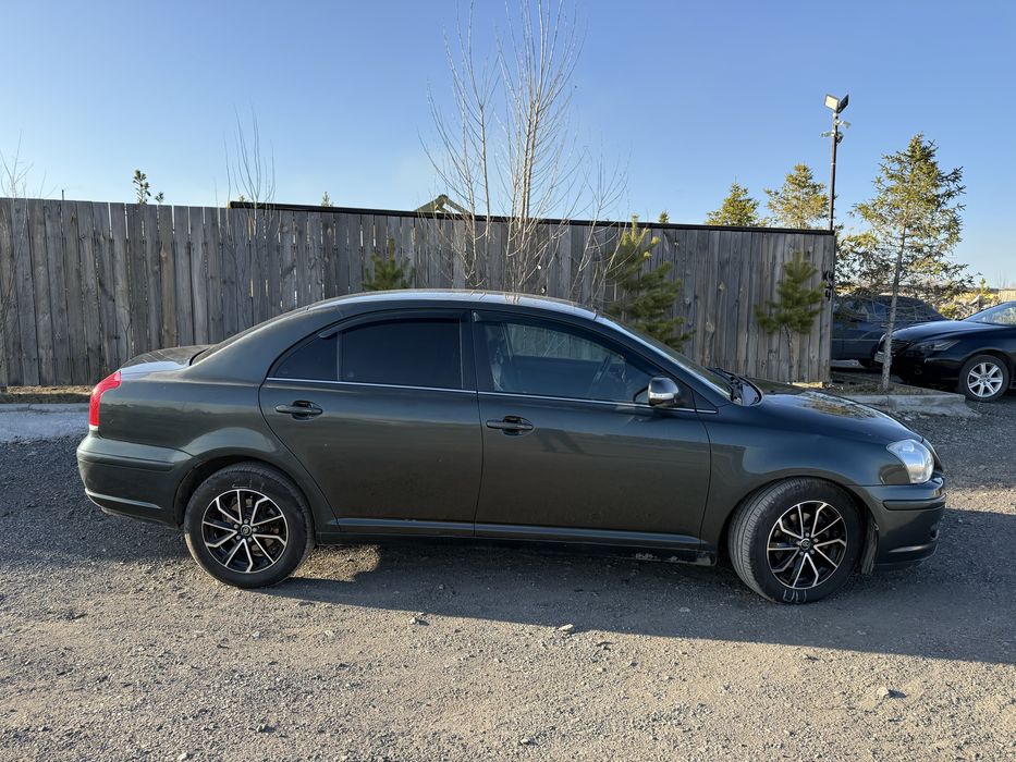 Toyota Avensis.